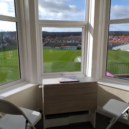 Cricket Stadium View Appartement Scarborough Buitenkant foto