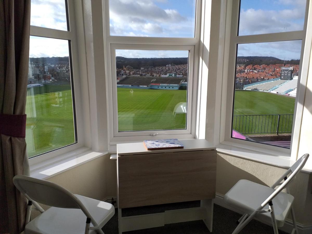 Cricket Stadium View Appartement Scarborough Buitenkant foto